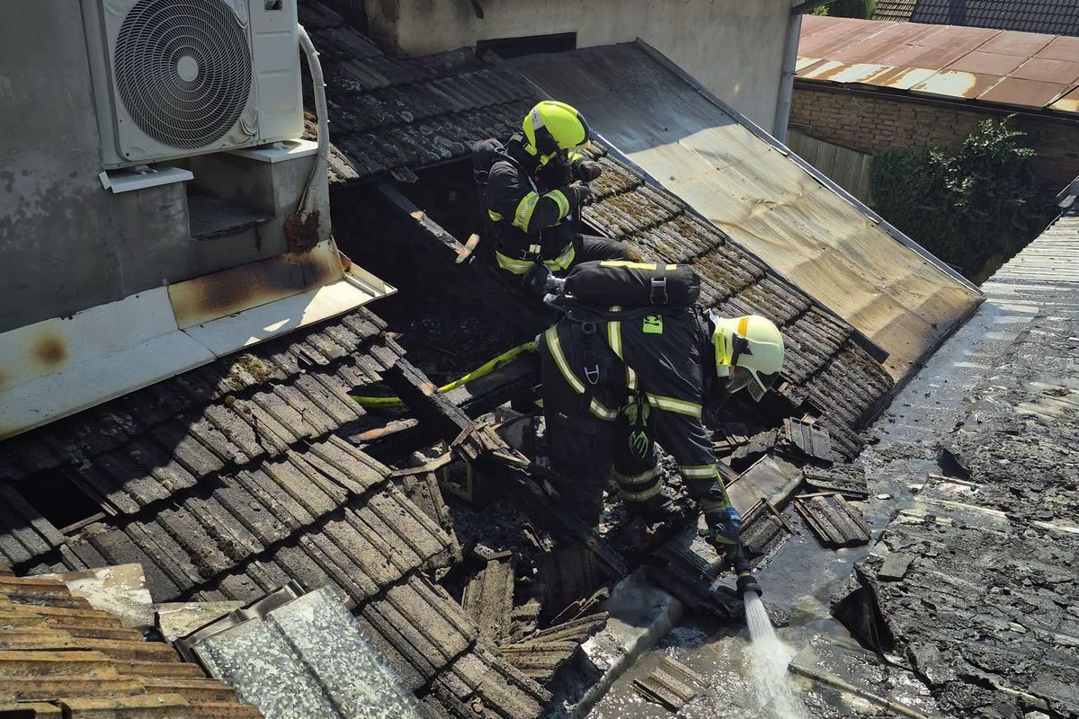 Plameny při rekonstrukci pohltily střechu domu v Cetechovicích. Oheň způsobil dvoumilionovou škodu