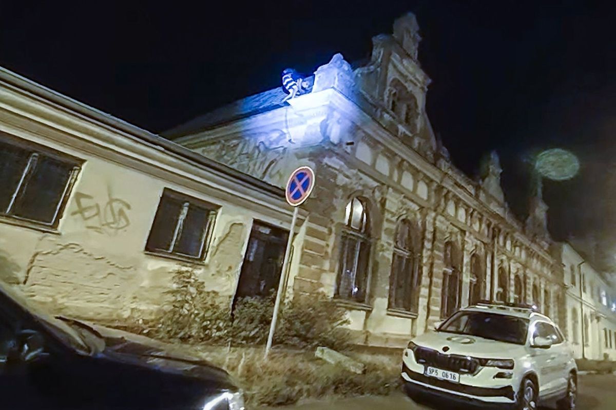 Zloděj v Plzni šel krást měď do Pekla, sídla místních strážníků