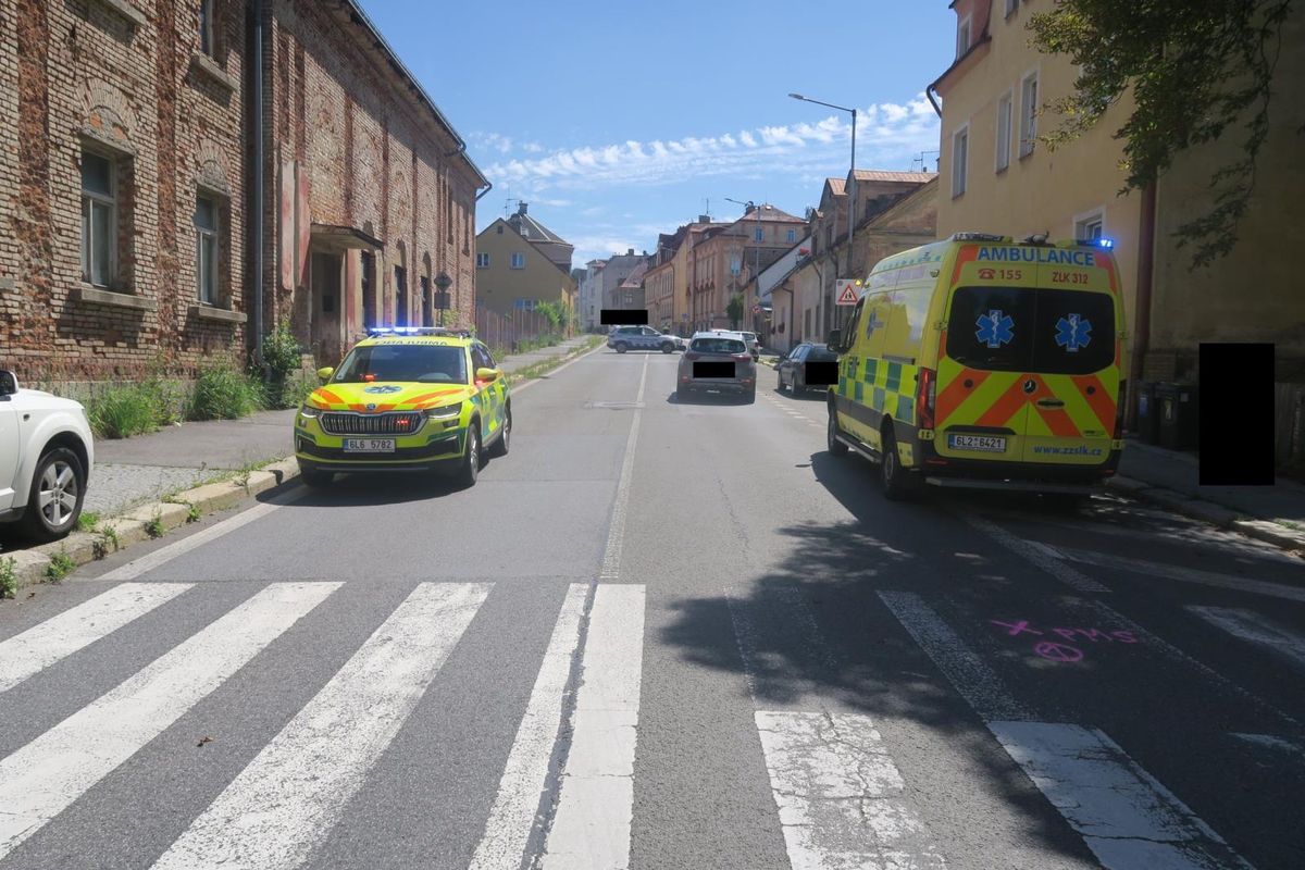 Řidička v Jablonci srazila chlapce na přechodu, policie hledá svědky