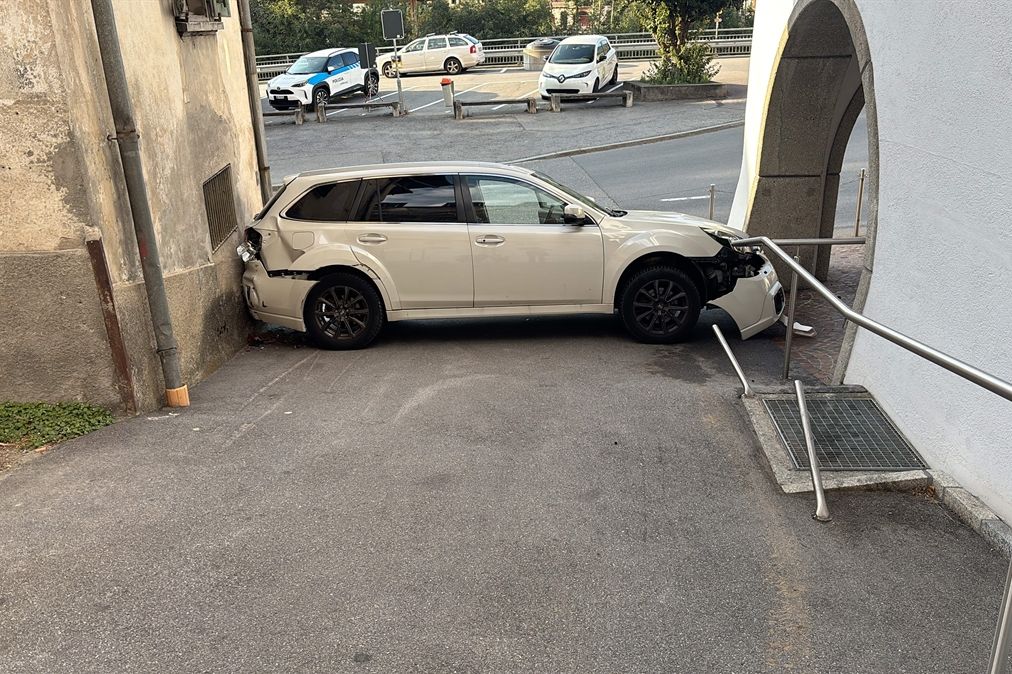 Senior ve Švýcarsku si spletl pedály v autě a zasekl se mezi domy