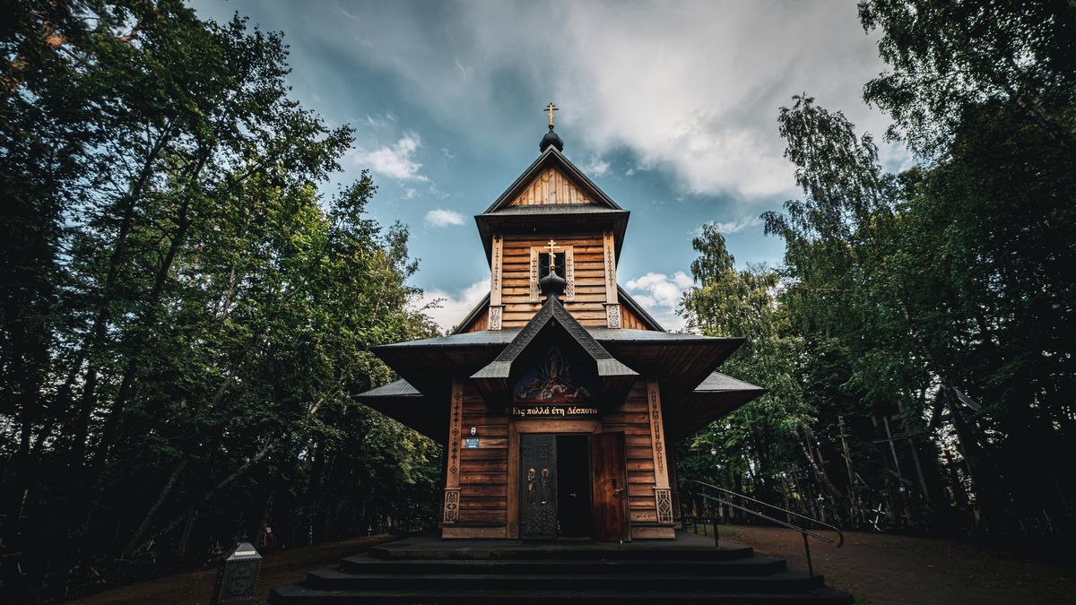Zázračná voda vábí turisty pod horu křížů