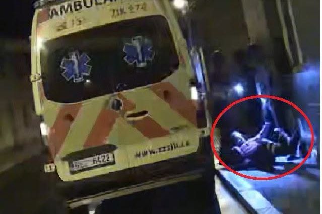 Pomáhali muži v bezvědomí a napadli je. Dva řidiči liberecké záchranky skončili v nemocnici