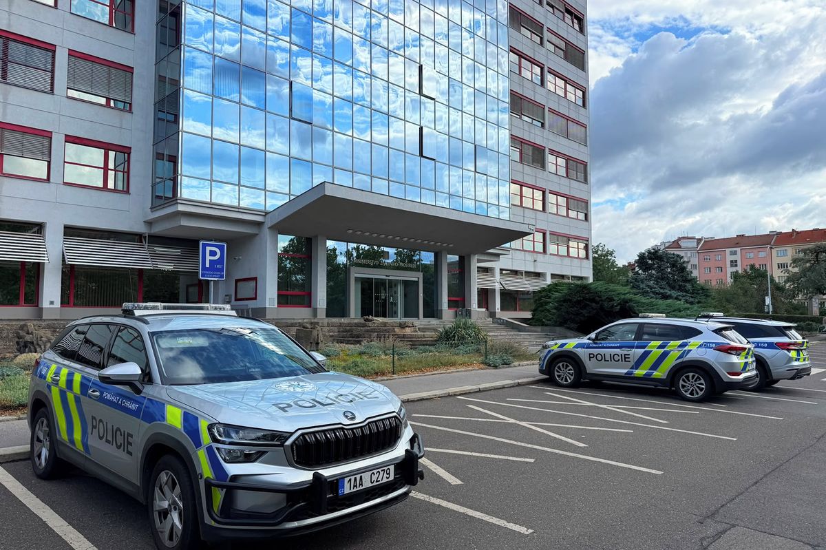 Policie kvůli výhružce bombou kontroluje stovky úřadu a obchodních center