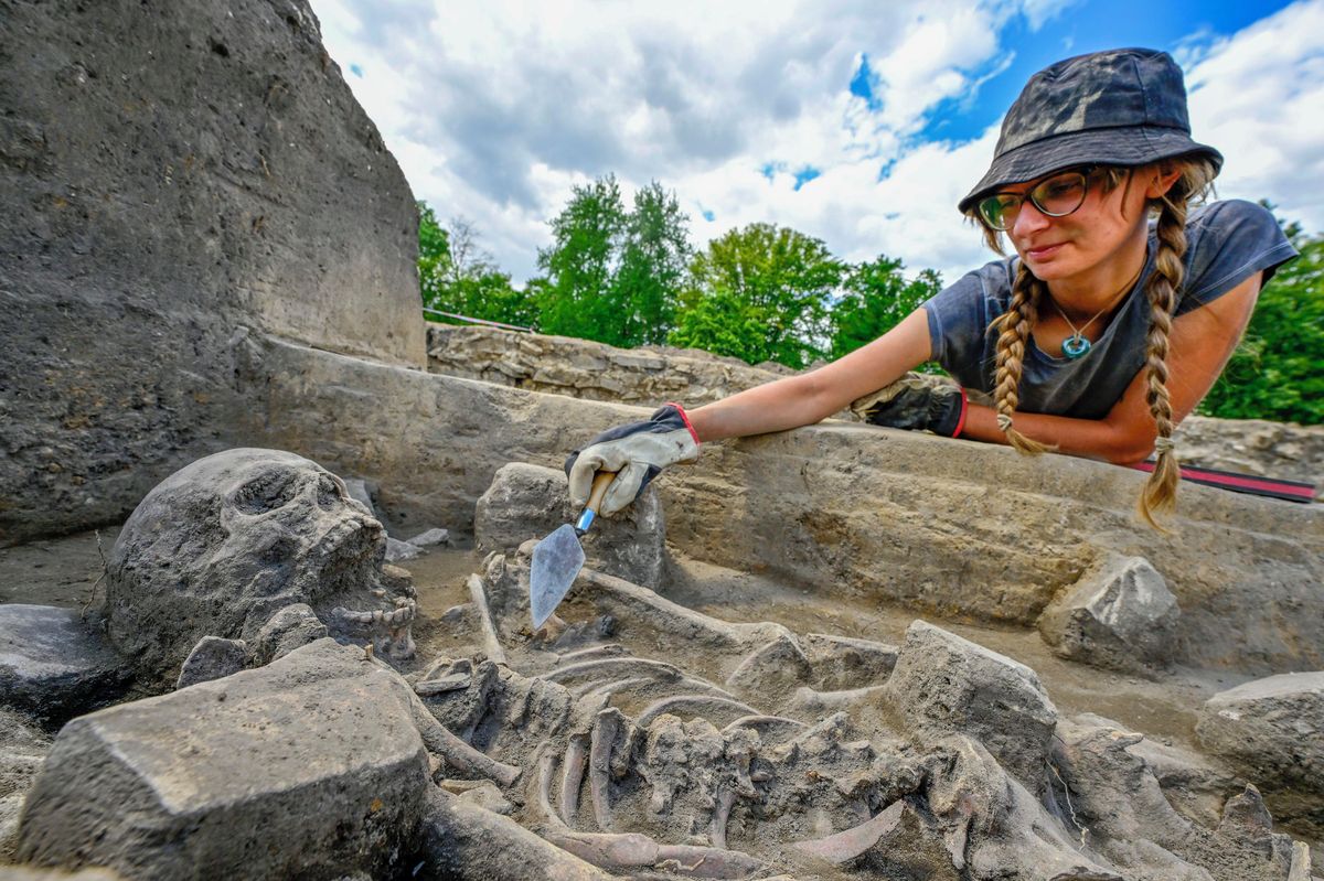 V již probádaném kostele na Pohansku našli archeologové dva hroby z časů Velké Moravy