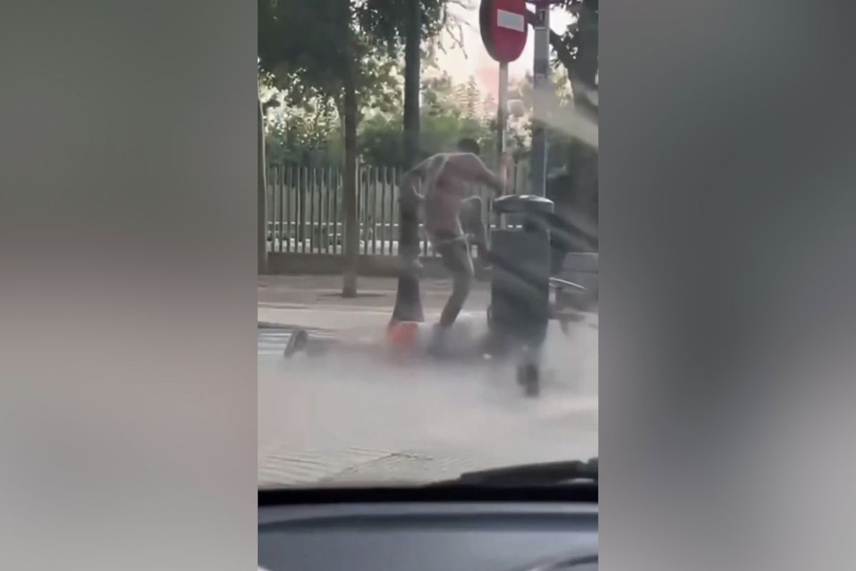Nelegální migrant brutálně napadl náhodného kolemjdoucího ve Španělsku