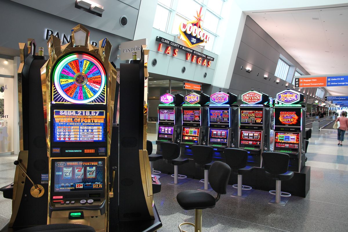 Při přestupu v Las Vegas cestující v automatu na letišti vyhrál téměř 71 milionů