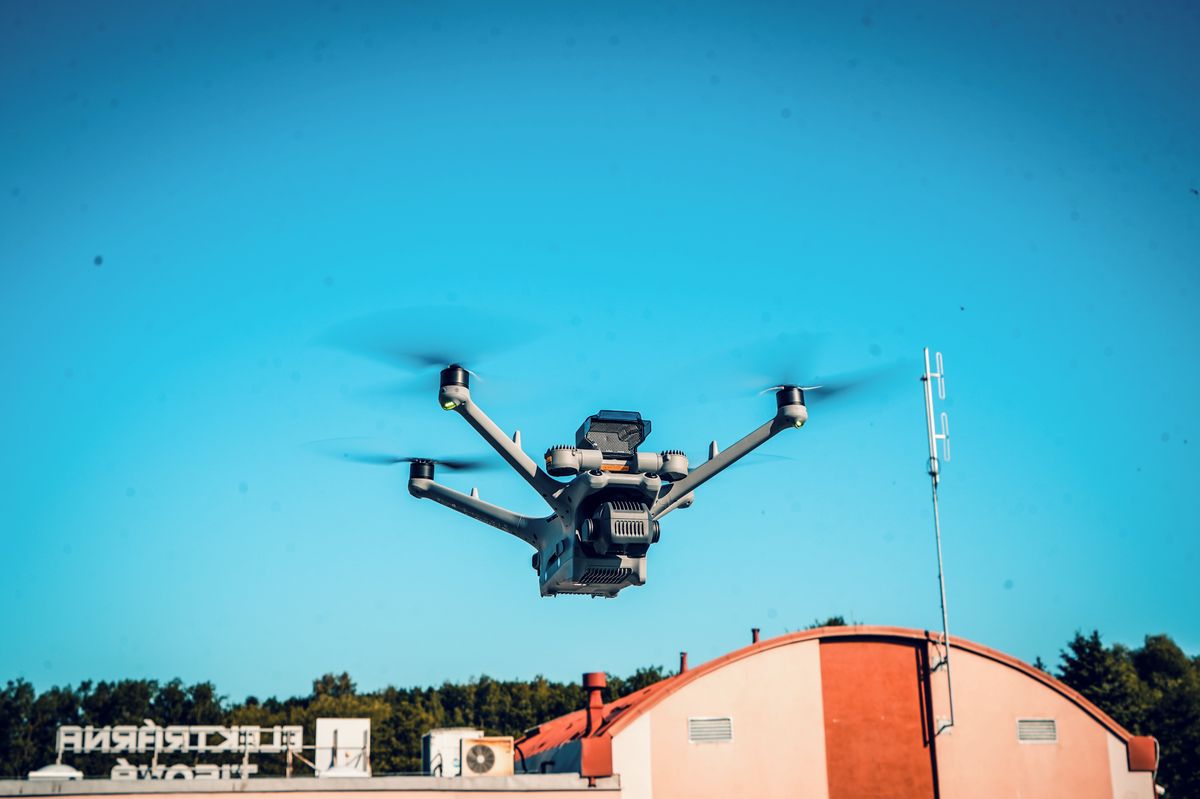 Dron místo hlídače. V Elektrárně Tisová testují autonomní stroj s umělou inteligencí, vidí i ve tmě