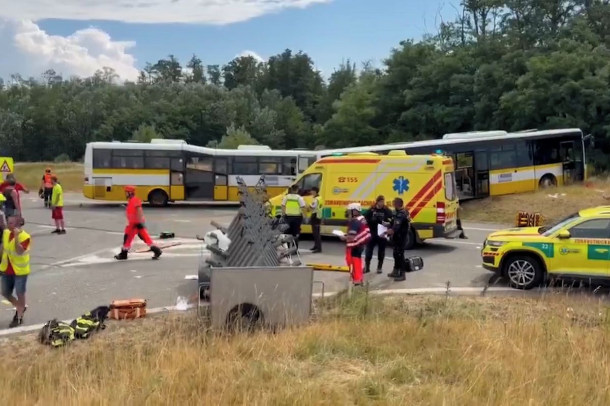 Srážka autobusů na Znojemsku: Chybující řidič je podezřelý z obecného ohrožení