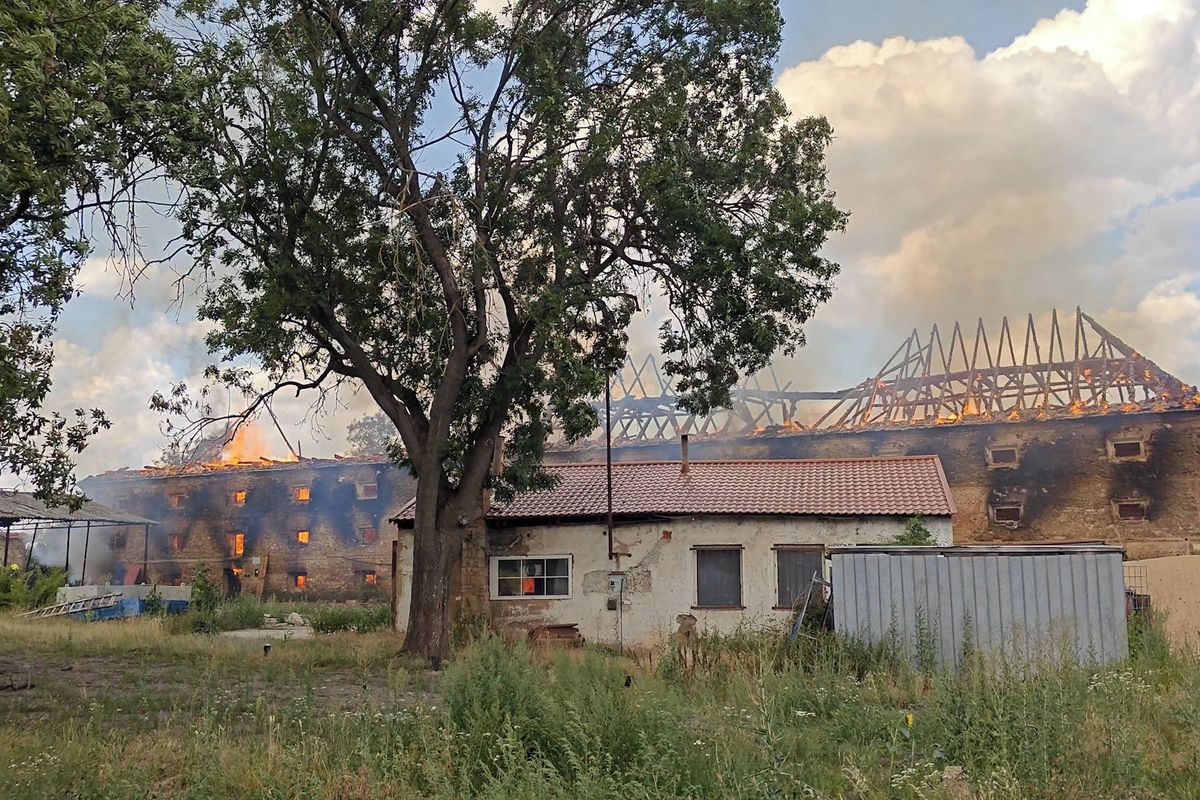 Hasiči v Praze bojují s požárem statku, nasadili osm proudů