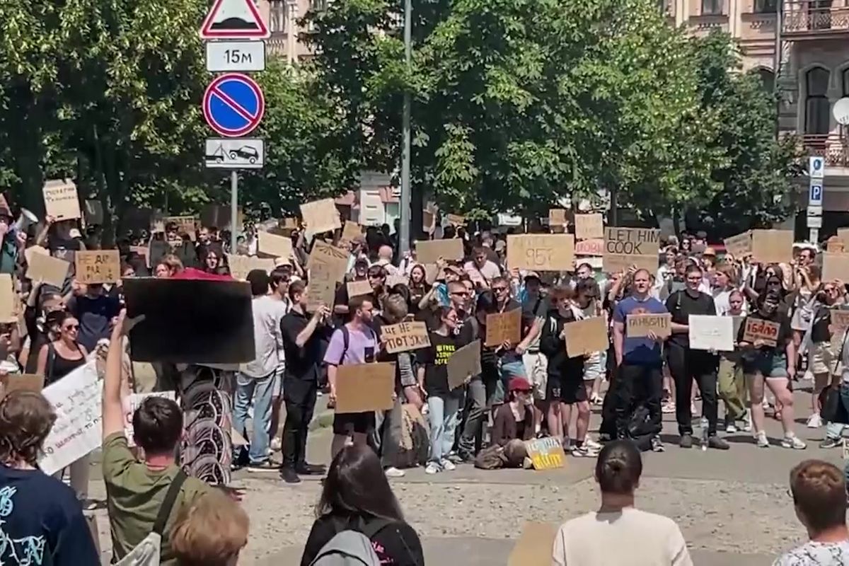 Syrskyj, odejdi! skandují demonstranti v Kyjevě. Po pořadateli demonstrací se shání armáda