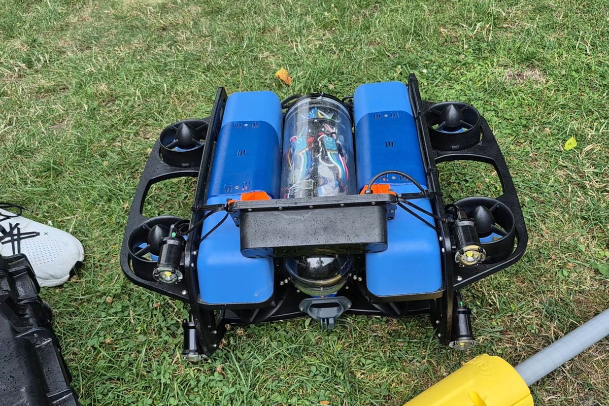 Hledá utonulé a kontroluje plavební cesty pro lodě. Podvodní dron je úžasný pomocník