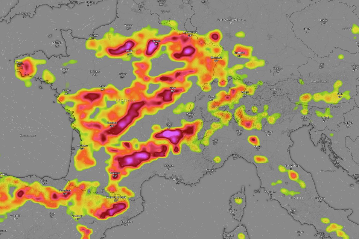 Hrozí kroupy o velikosti až 10 cm. Francie čeká extrémní bouřky