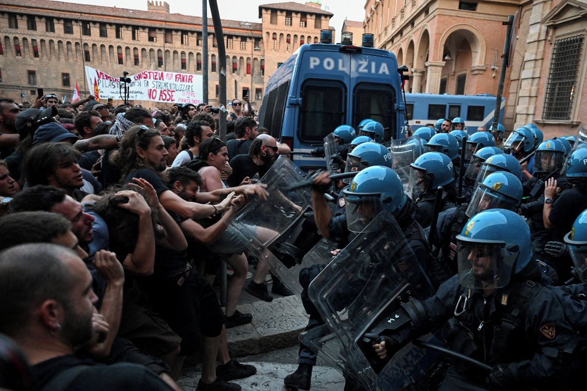 Boloňou zmítají násilné protesty po smrti Maročana, který nepřežil policejní zákrok