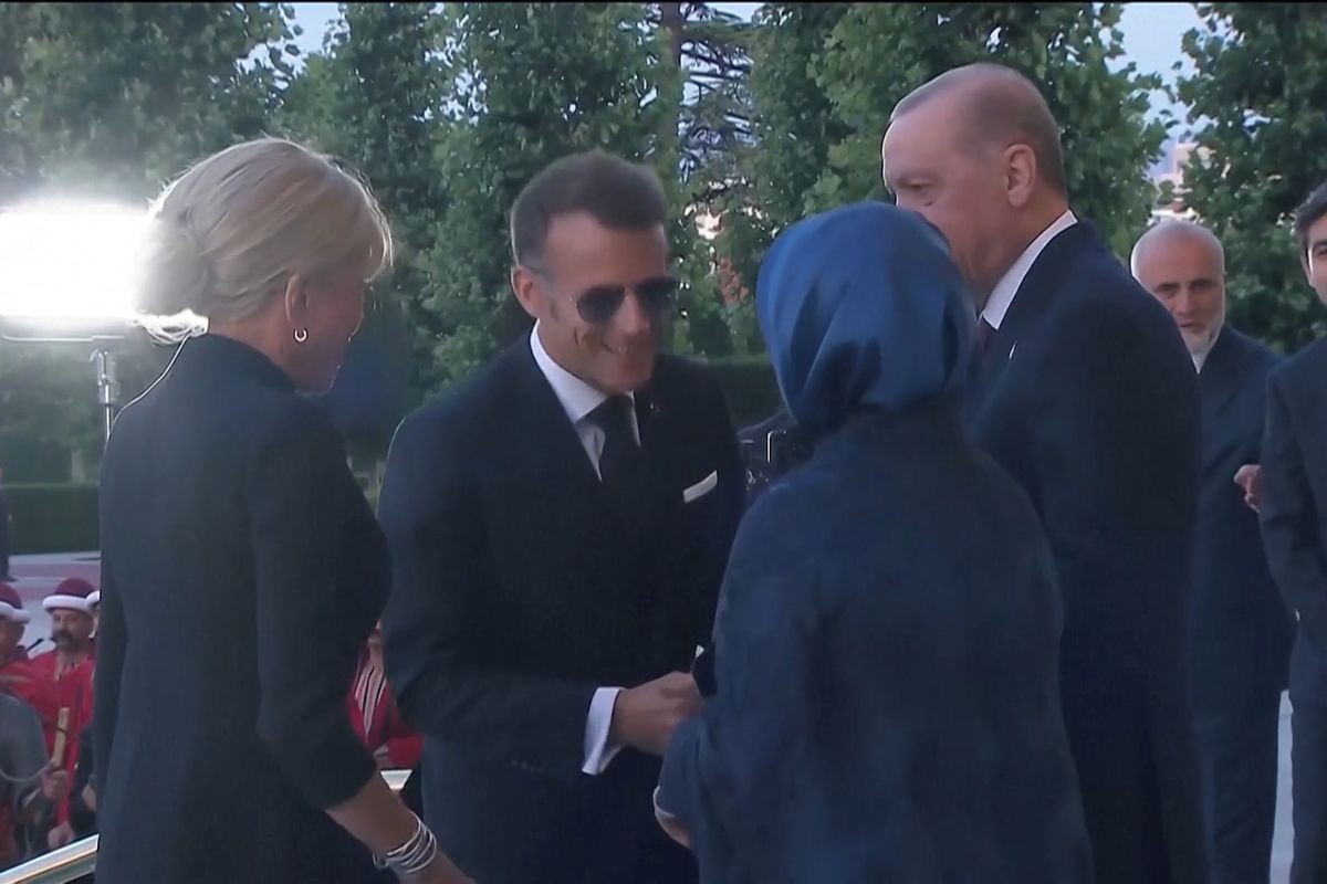 Faux pas, nebo moderní etiketa? Macronův polibek ruky Erdoganovy choti budí na sítích rozruch