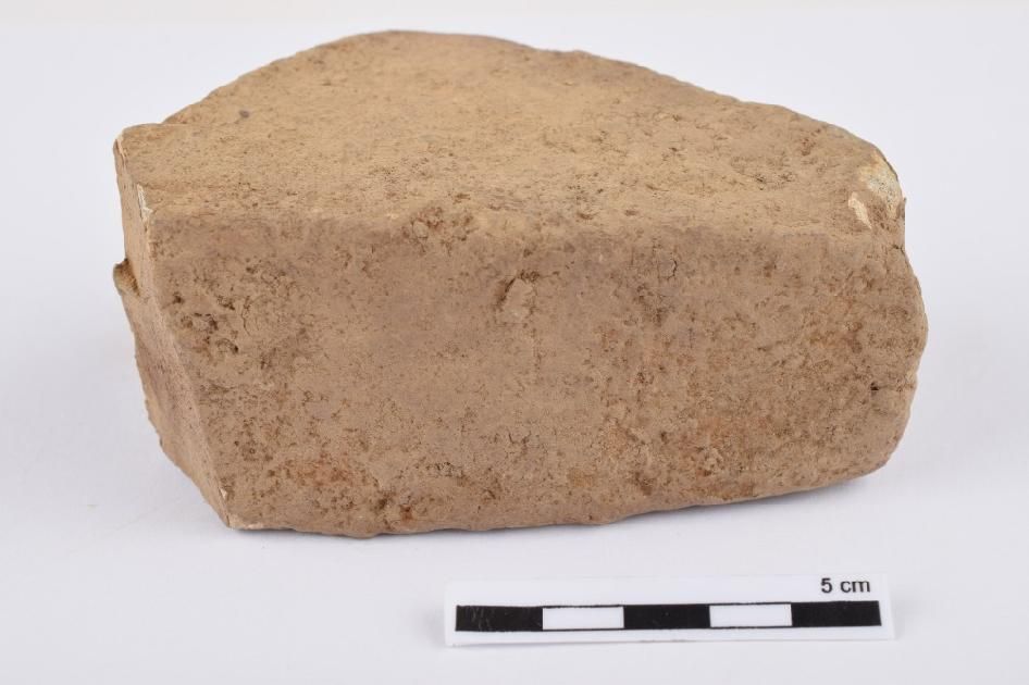 Na hradě Tepenec objevili dvoukilový olověný ingot. Jeho původ pomůže objasnit izotopová analýza