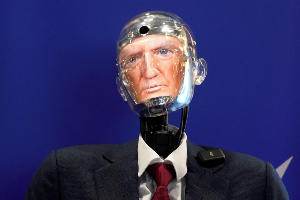 Robot s tváří Trumpa či Obamy, asistenční nábytek. AI summit představil nejžhavější novinky