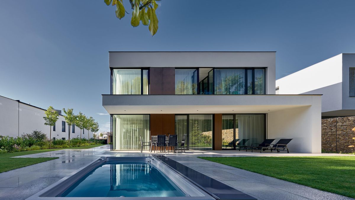 Moderní luxusní dům ve stráni vzdává hold vile Tugendhat