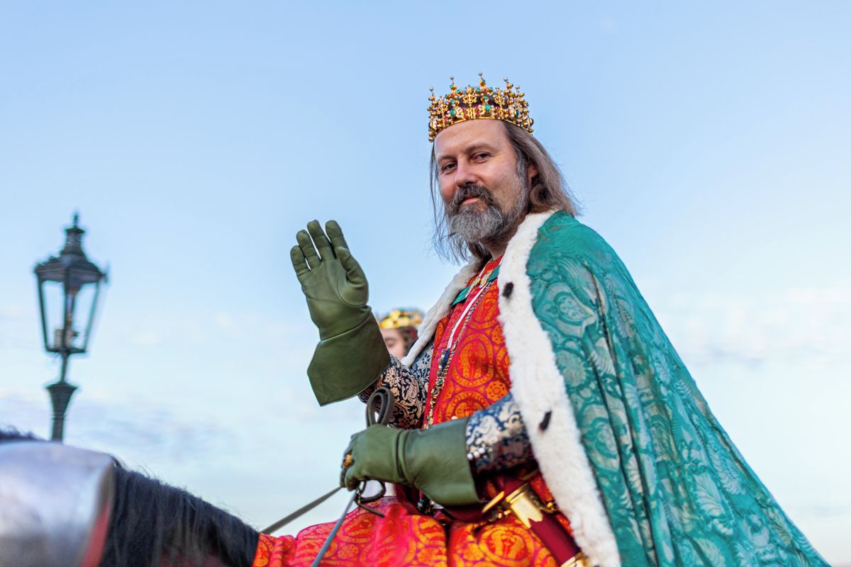 Po Karlově mostě projel v pět ráno Karel IV. s početnou družinou