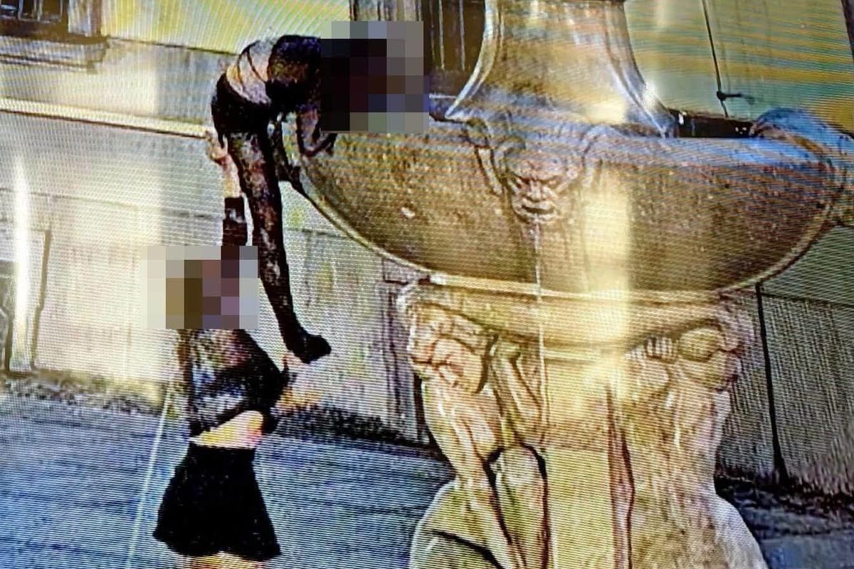 Dvě opilé ženy ukradly meč ze slavné sochy Šermíře ve Vratislavi. Policie je sledovala v přímém přenosu