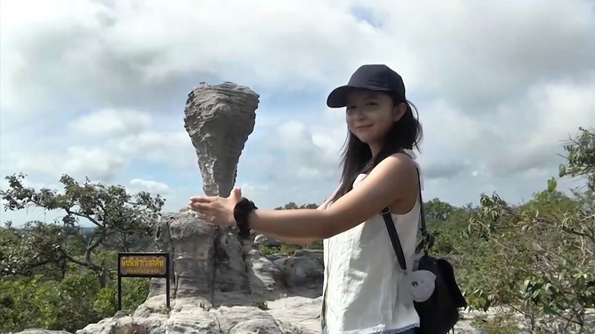 Skála ve tvaru světoznámé fotbalové trofeje láká turisty do Thajska