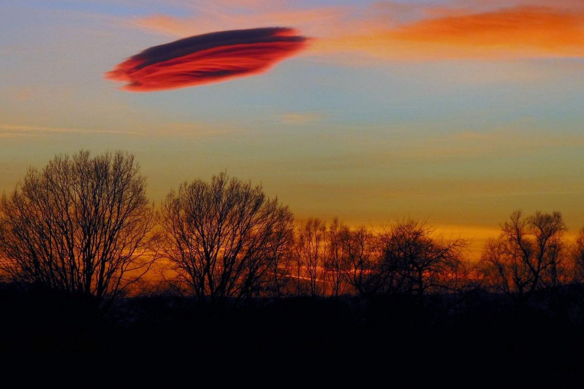 Nad Českem se objevila oblačnost ve tvaru UFO