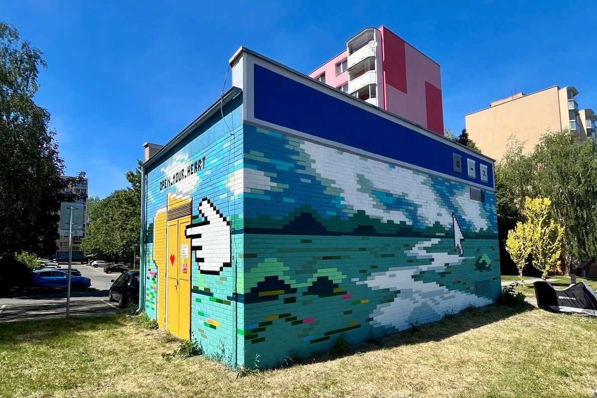 Mural na trafostanici ve Vyškově připomíná plochu na počítači i s kurzorovou šipkou