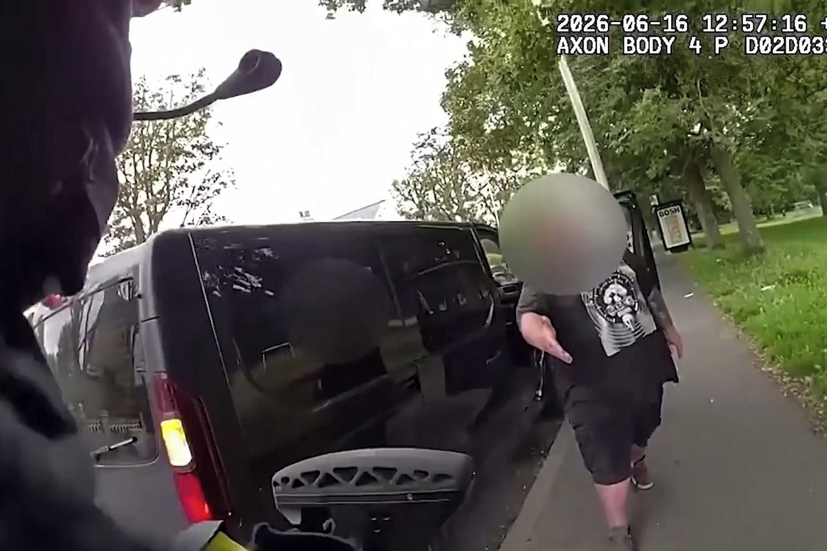 Anglického policistu při pronásledování podezřelého svezla dodávka