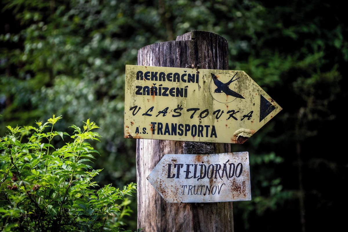 FOTO: Rekreační chaty ROH v ruinách. Opuštěný areál je i přímo u Lipna