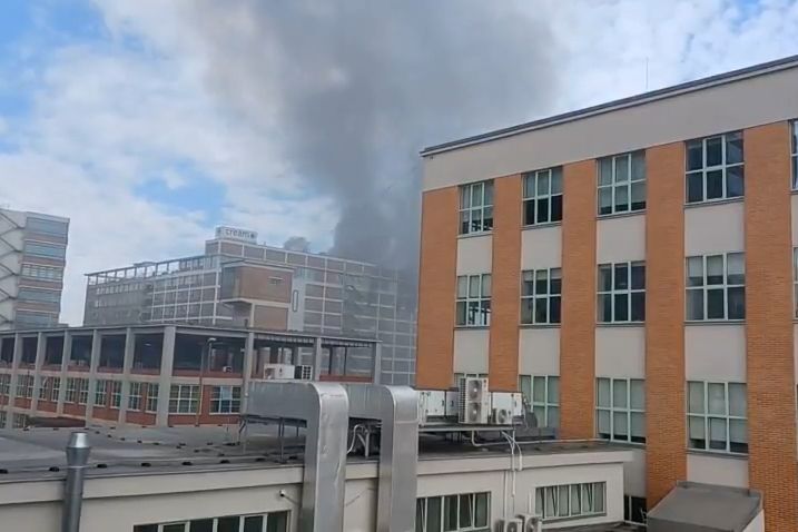 V centru Zlína hoří výšková budova. Hasiči vyhlásili třetí stupeň poplachu