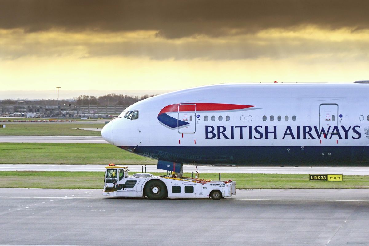 Letuška v baru zvracela, stevarda odnášeli. British Airways zrušily let kvůli opilé posádce