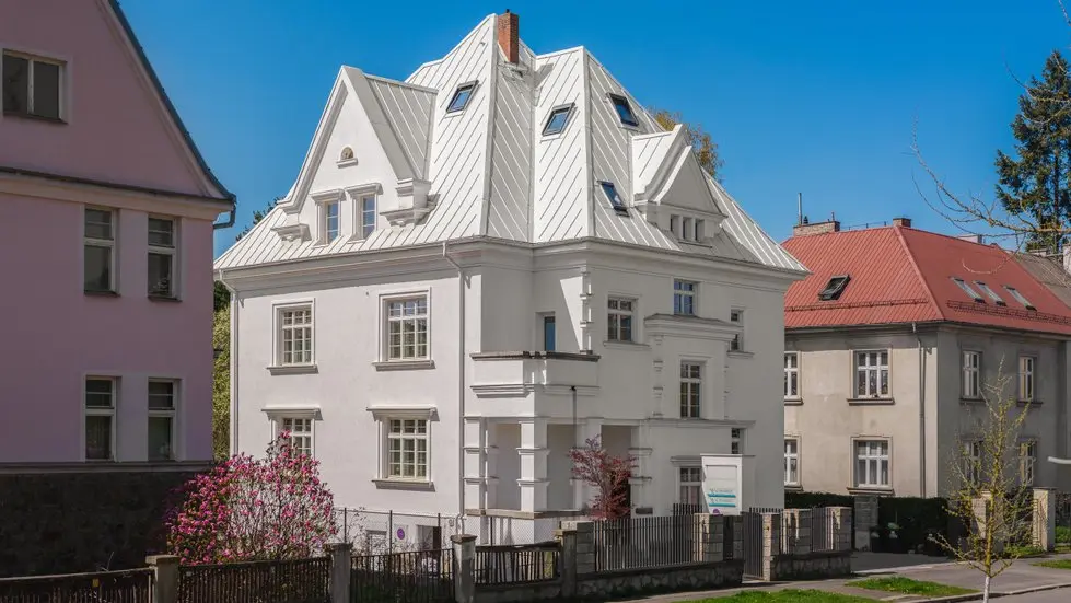 Ostravská vila působí po rekonstrukci jako osvěžující bílé zjevení