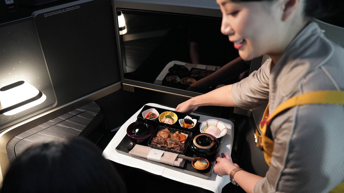 Gastronomické orgie v oblacích. Aerolinky na jídle v obchodní třídě nešetří