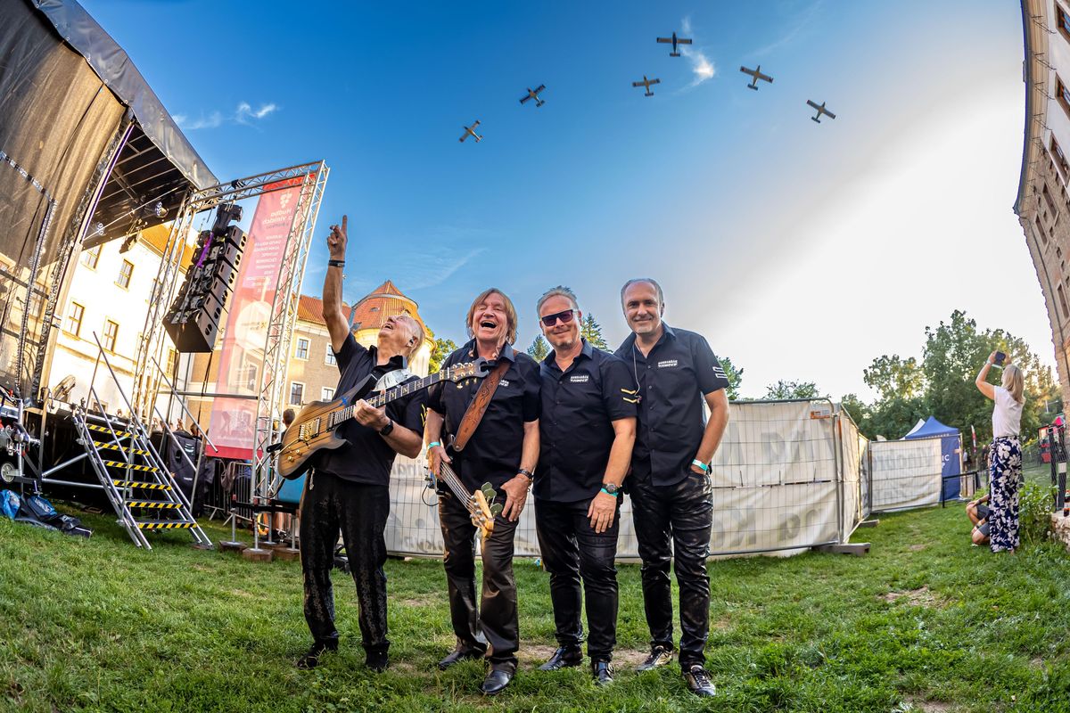Šest letadel zahájilo koncert Olympiku věnovaný desce Bombarďák