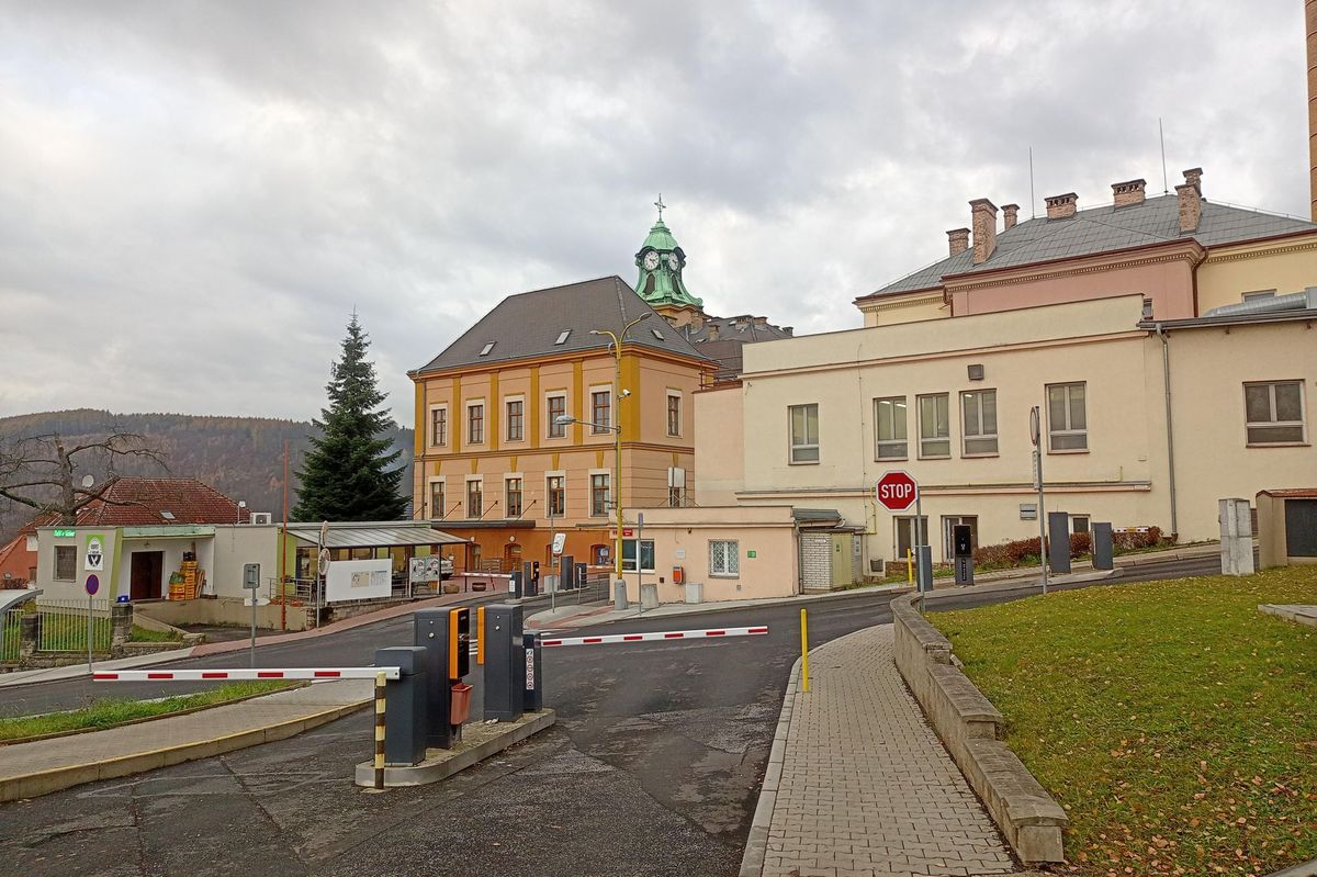 Primář z děčínské nemocnice čelí podezření z vraždy více osob