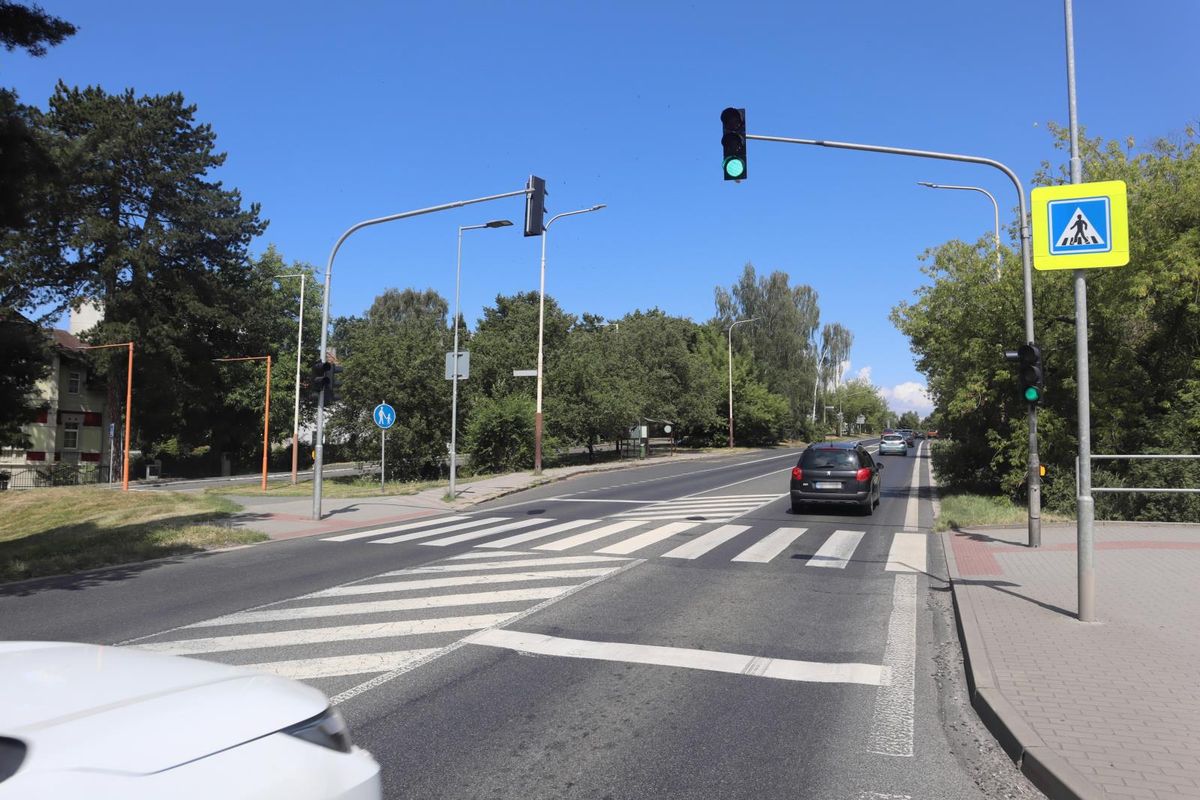 Motorkář předjížděl kolonu a narazil do kočárku na přechodu. Hledá ho policie