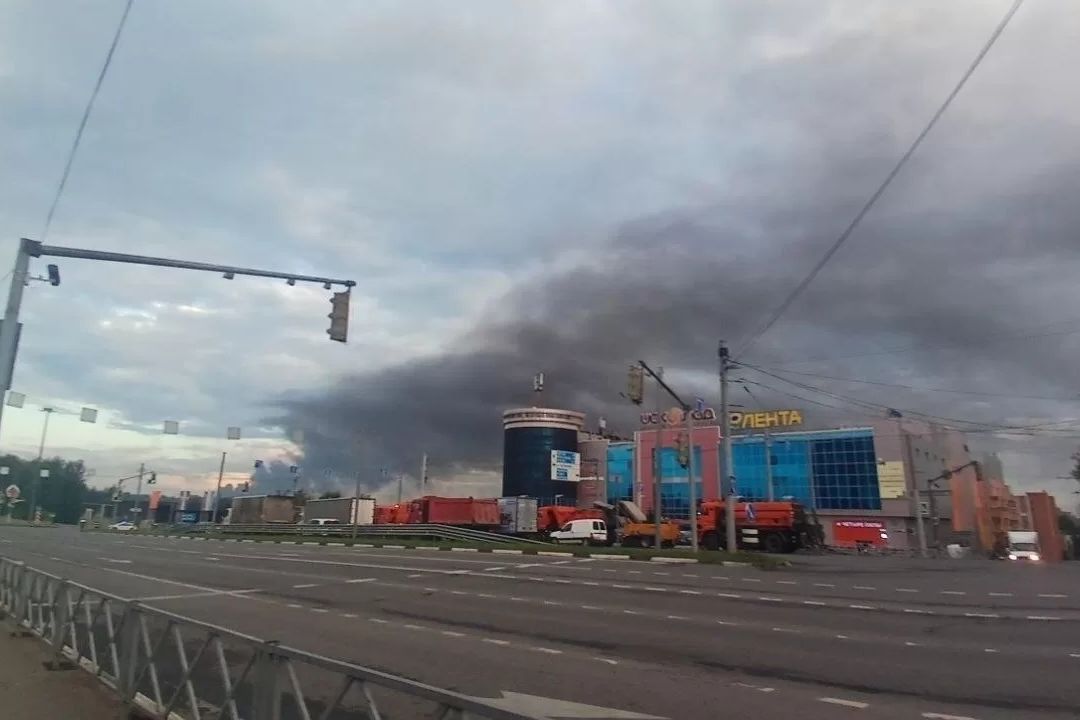 Kouř v Jaroslavli, Sevastopol bez proudu. Ukrajinské drony v noci útočily