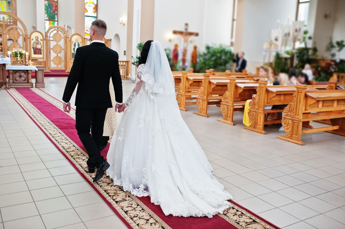 Držte pospolu, vydržte a někdy držte hubu, radí duchovní novomanželům při obřadu. Stal se hvězdou internetu