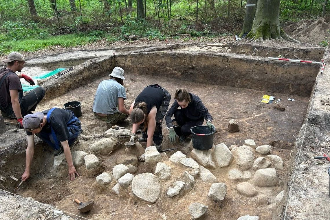 Tady se pohřbívalo tisíce let. Čeští archeologové odhalují v Polsku pravěké mohyly