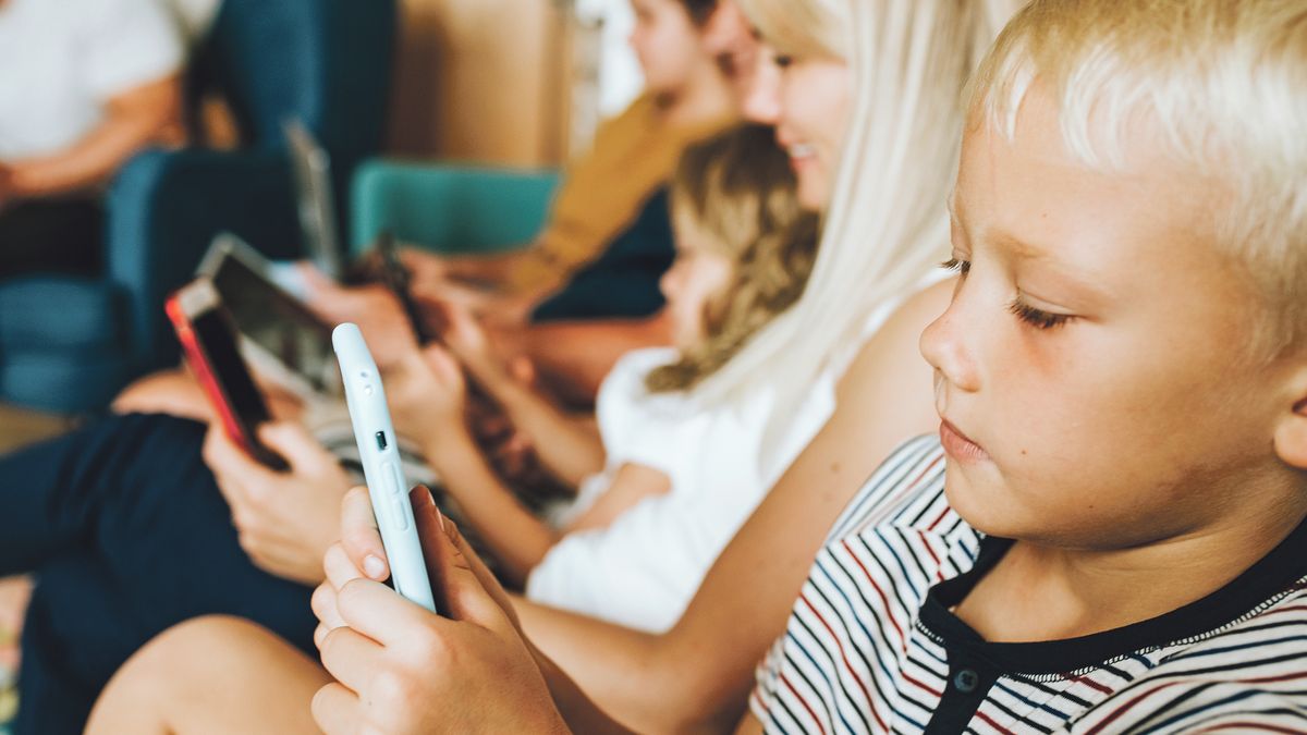 Přibývá dětí závislých na digitálních technologiích. Pomoc nabízejí praktici