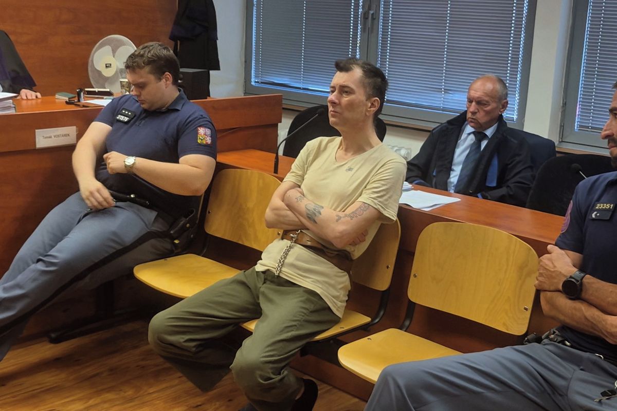 Muž chtěl vraždit v žateckém azylovém domě. Soudce ho během výpovědi musel několikrát okřiknout