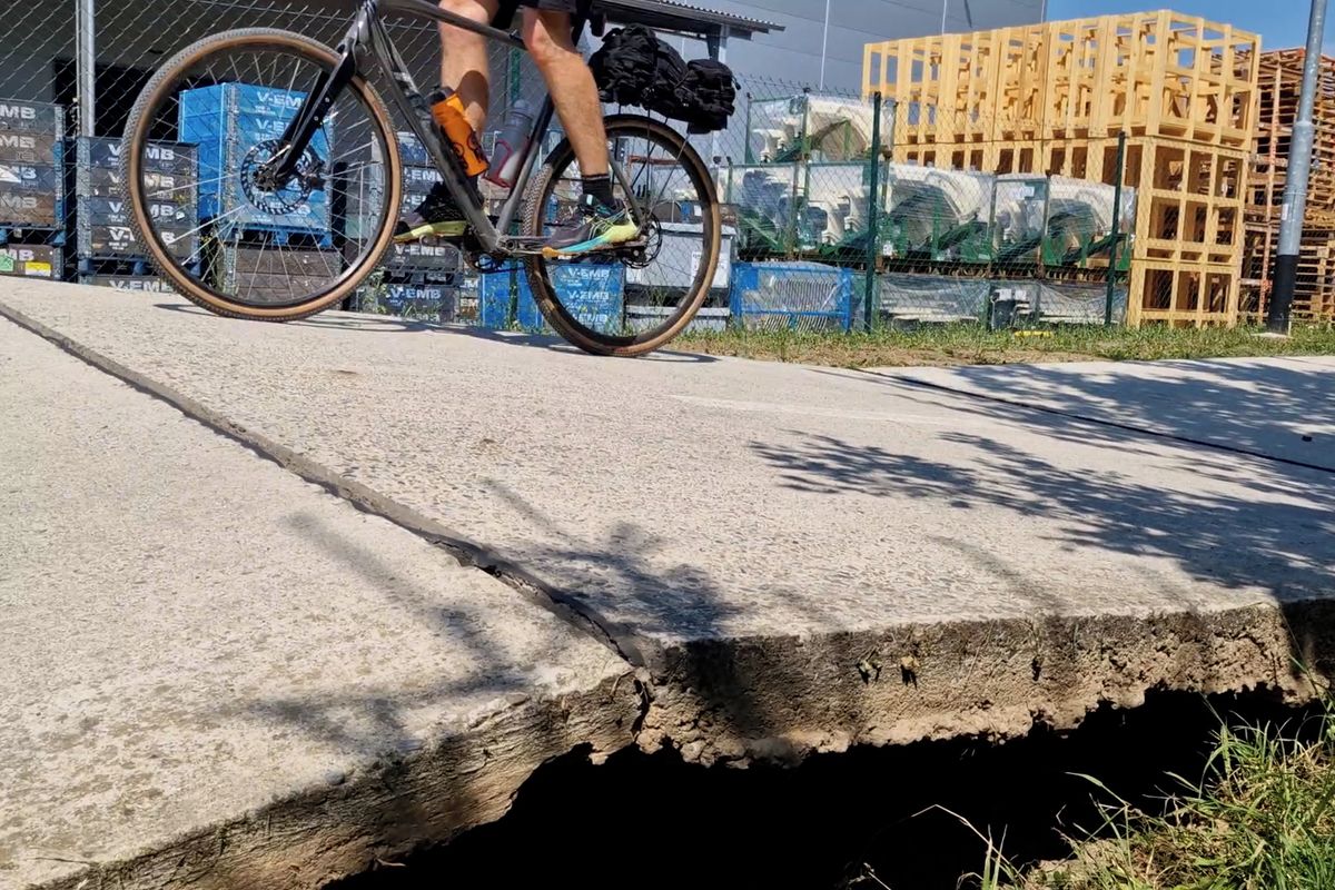 Tropická vedra zničila cyklostezku mezi Zlínem a Lužkovicemi, beton vystřelil do výšky