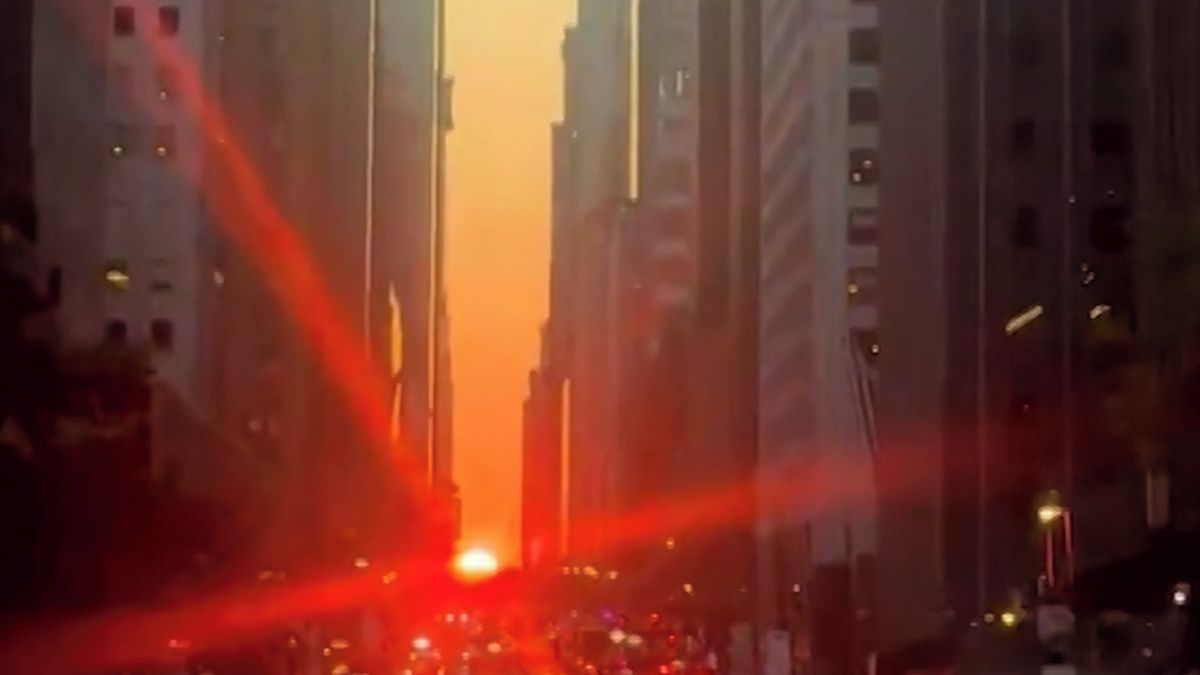 V New Yorku obdivovali výjimečný západ slunce. K vidění je jen jednou do roka