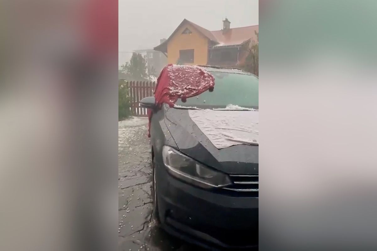 Vytáhli lopaty na sníh. Na Valašsku uklízeli hromady krup, které neroztály ani v červenci