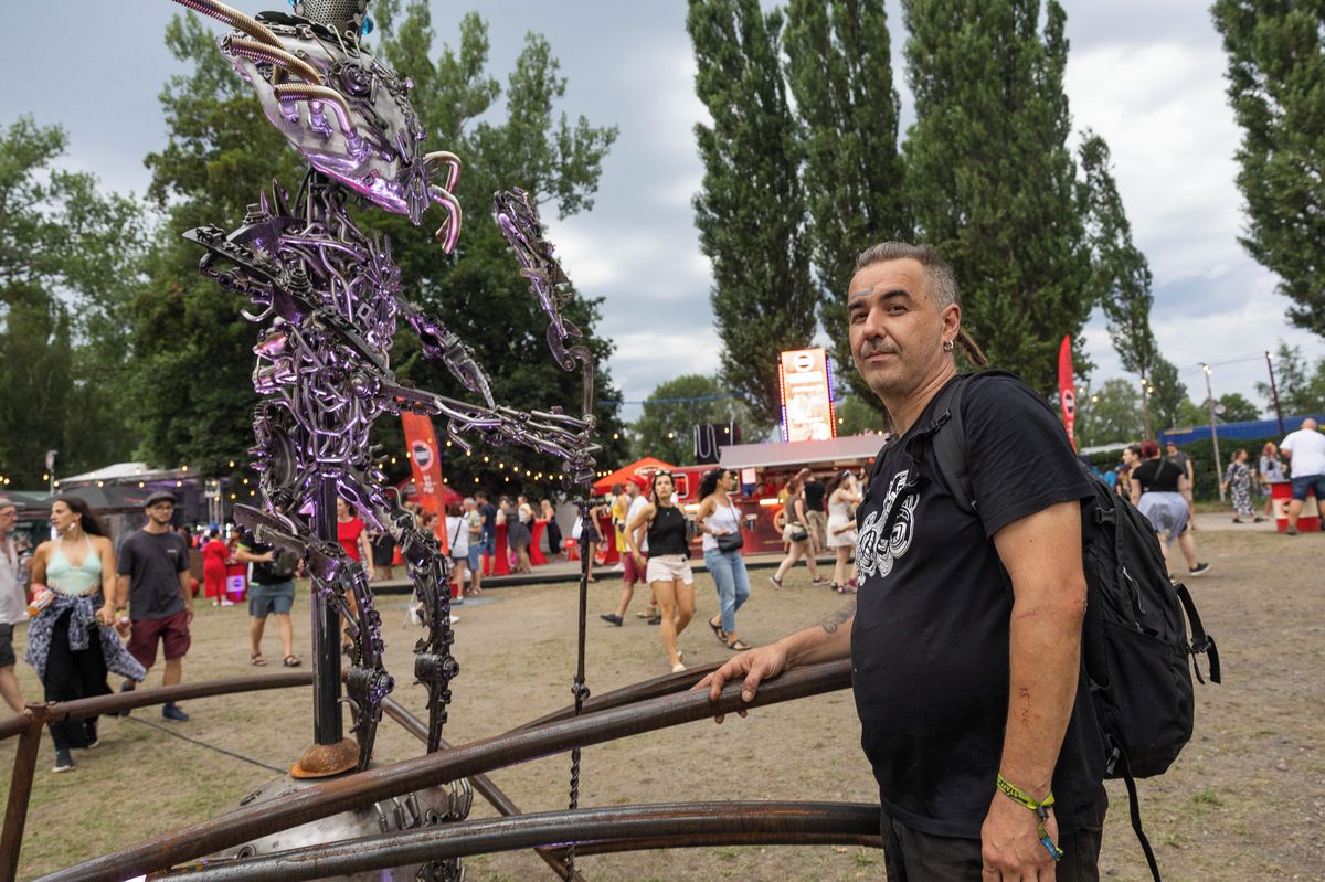 Na Colours of Ostrava je ocelové město. Vzniklo z odpadu ze železáren