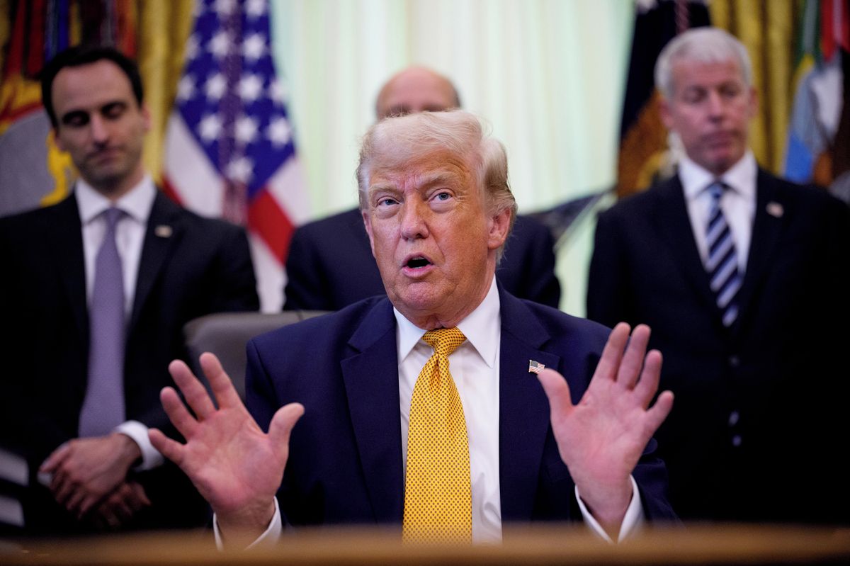 Trump zbohatl o miliardy. Tisíce jeho akciových obchodů ale vzbuzují podezření