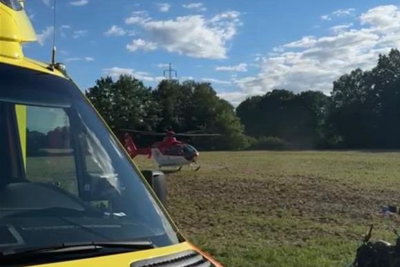 Motorkář byl po tvrdém střetu s autem na Frýdecko-Místecku v bezvědomí. Je vážně zraněný