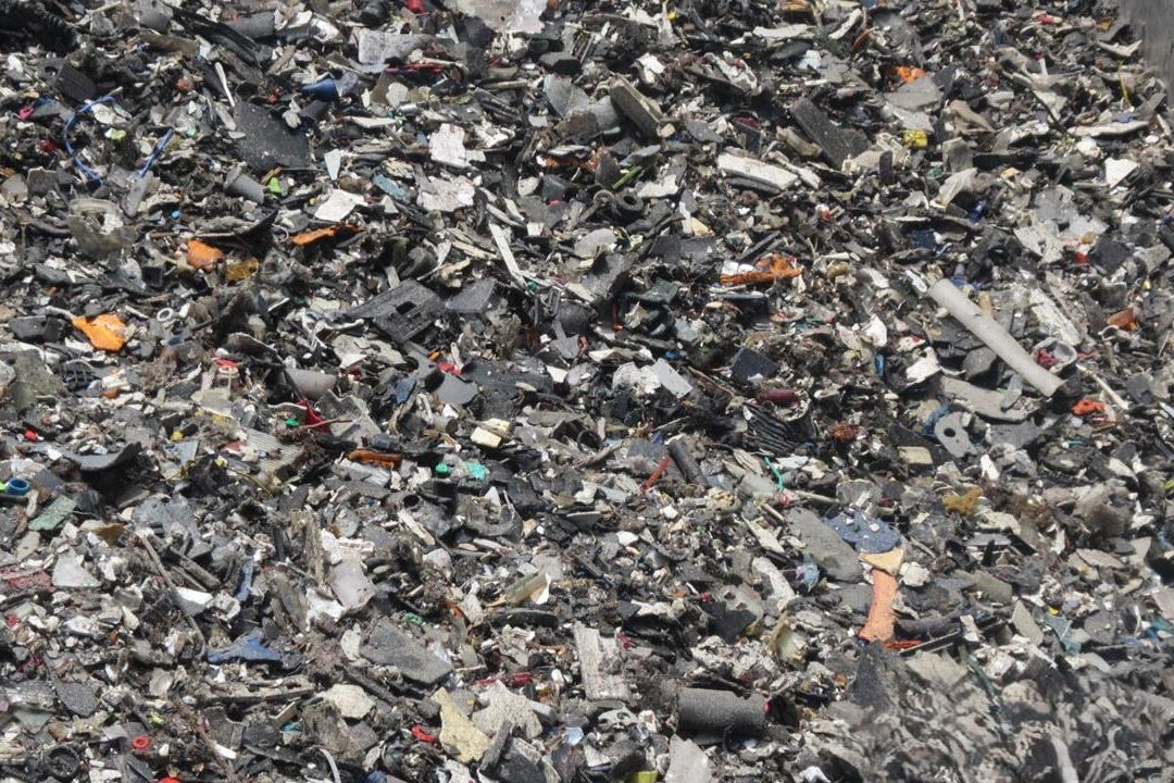 Kamiony na Plzeňsku byly plné nelegálního odpadu. Skrývaly asfaltovou směs i drcený plast