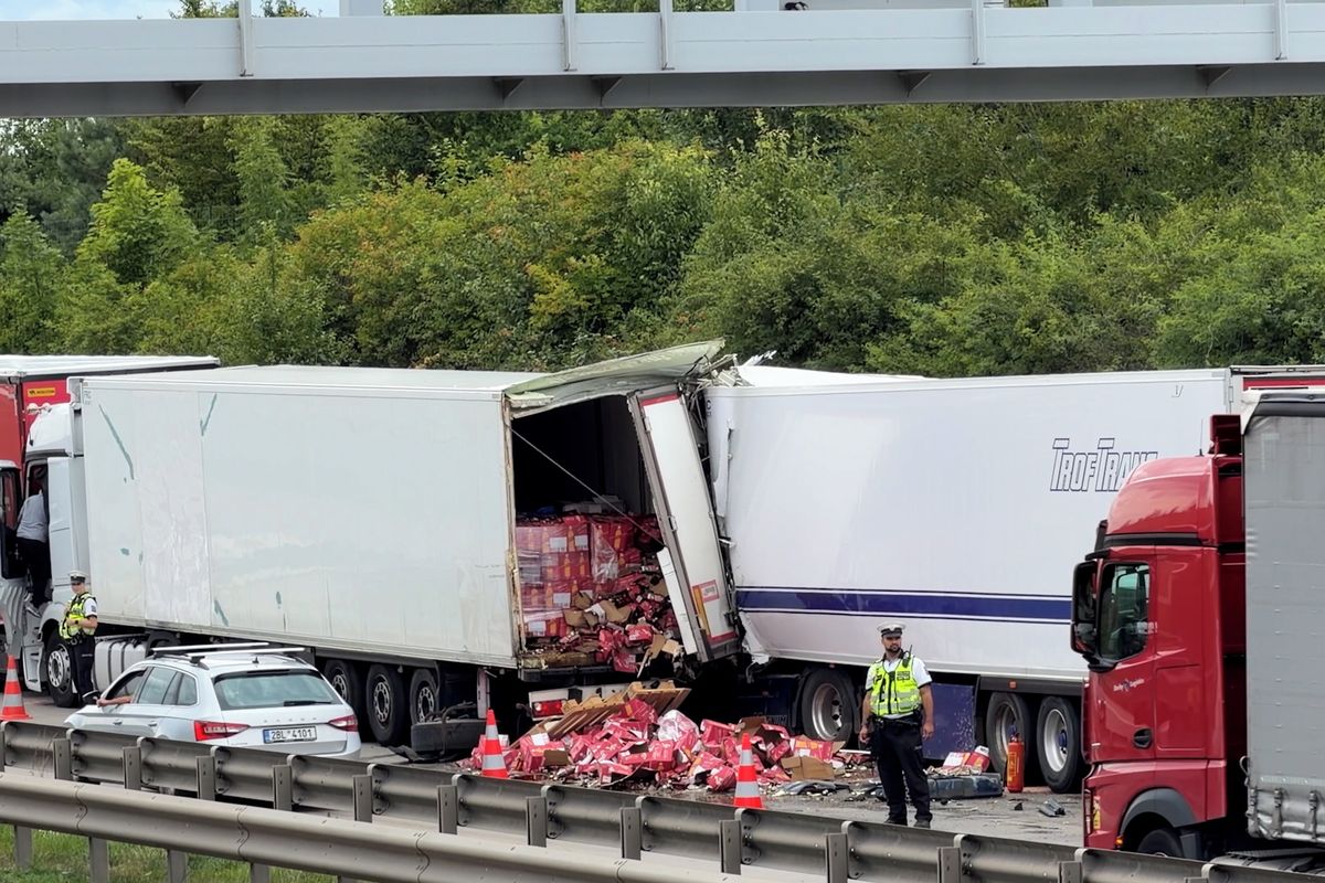 Srážka tří kamiónů zastavila dopravu na pražském okruhu, jeden mrtvý