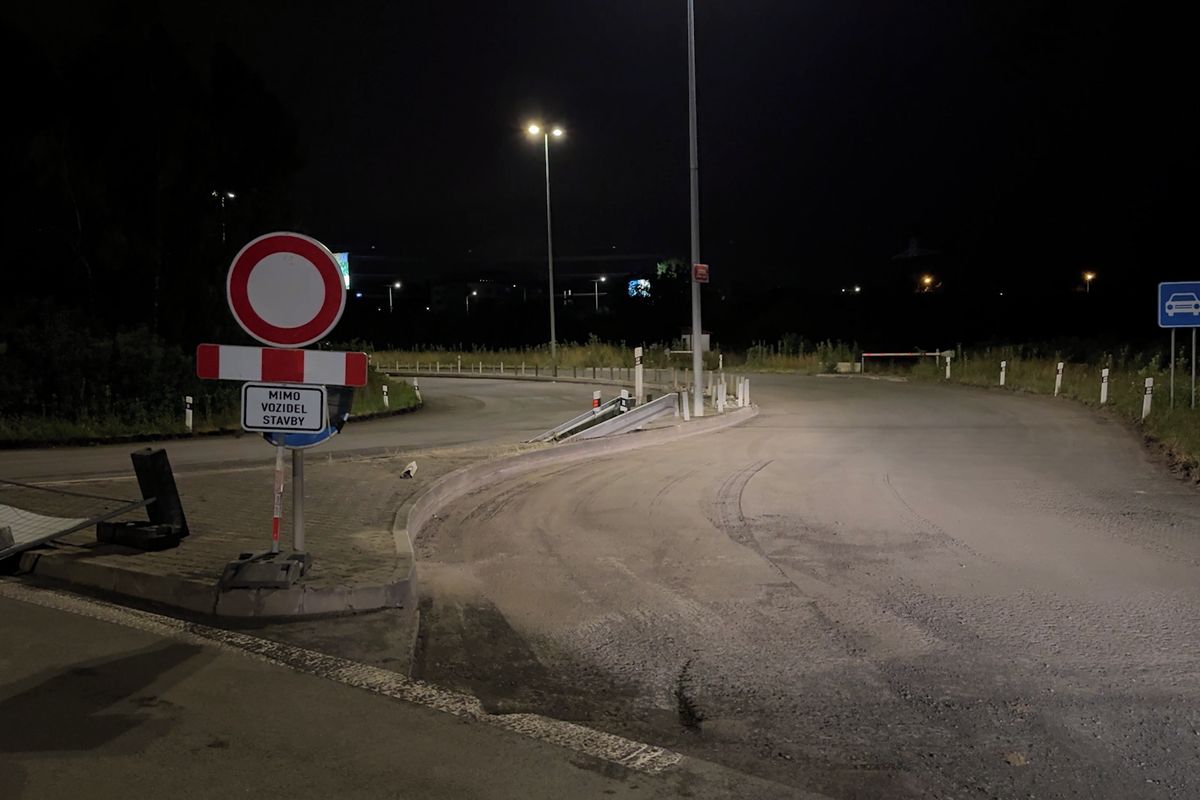 Nonstop práce na Kbelské v Praze připomínají staveniště duchů. Podle TSK se pracuje v podzemí