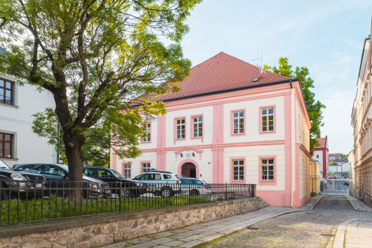 Kuriózní případ z Domažlic. Německého pacienta uvěznila v budově uklízečka
